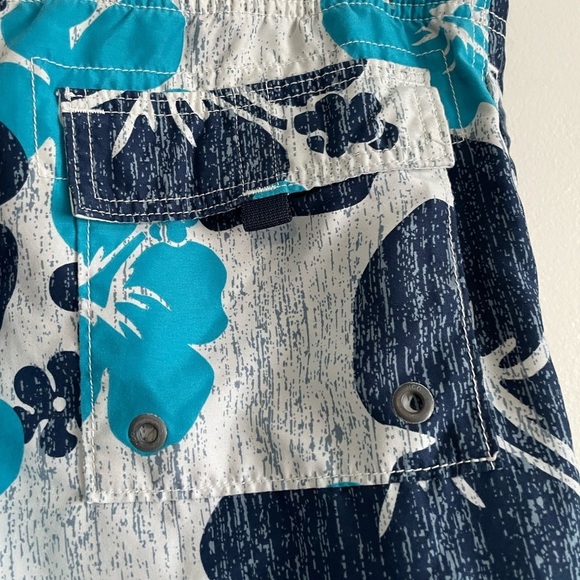 Men’s Hollister Floral Swim  Trunks - Size Small - Picture 6 of 9